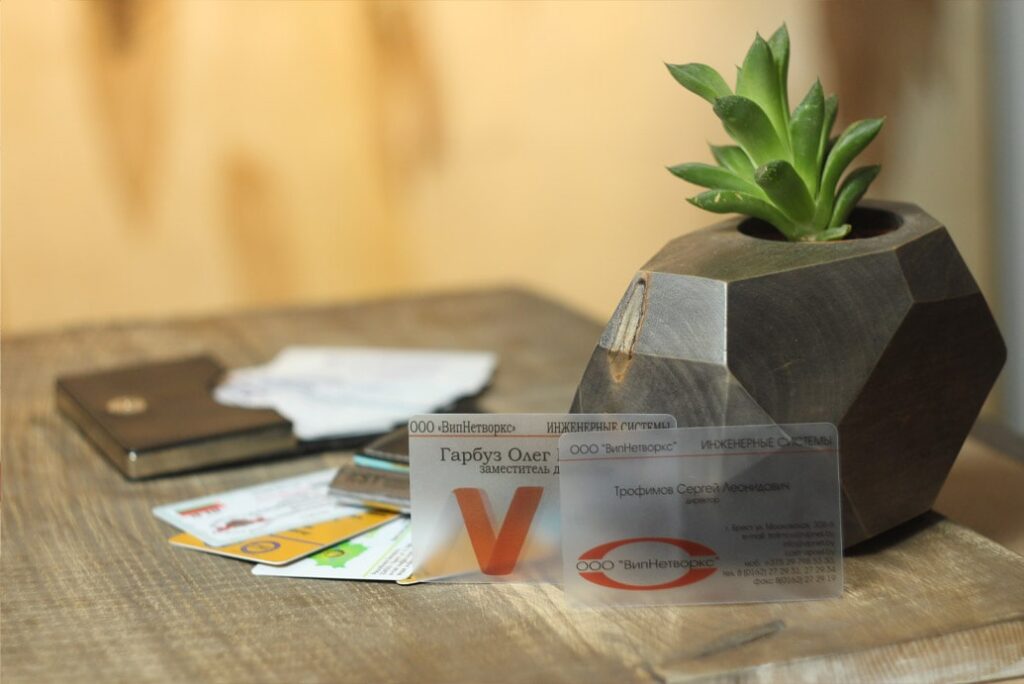 Пластиковая визитная карточка с дизайном на заказ